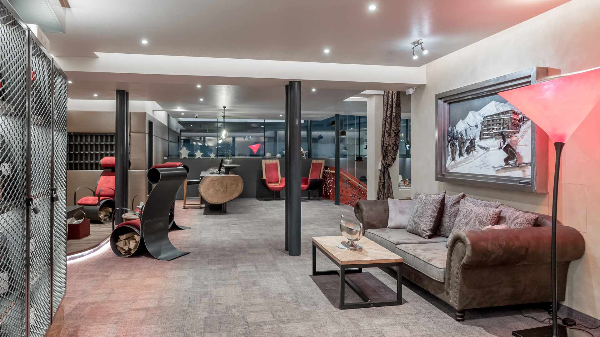 Hotelhalle im modern-innovativen Stil mit gemütlicher Sitzecke und offenem Kamin
