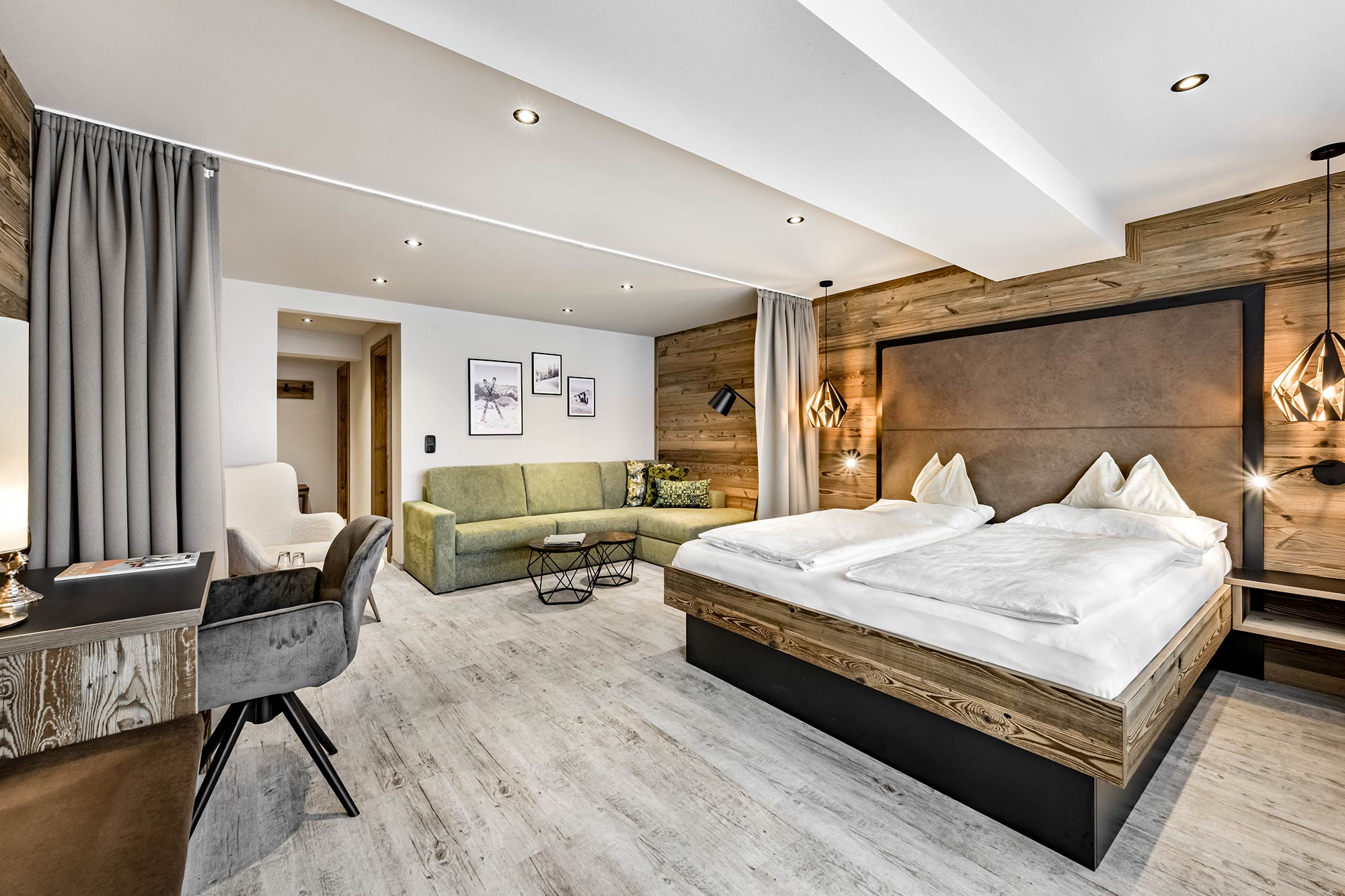 Das Doppel 'De Lux' bietet eine gemütliche Sitzecke, Schreibtisch und TV. Geräumig für 2-5 Personen, die per Schiebetüre getrennt sind.