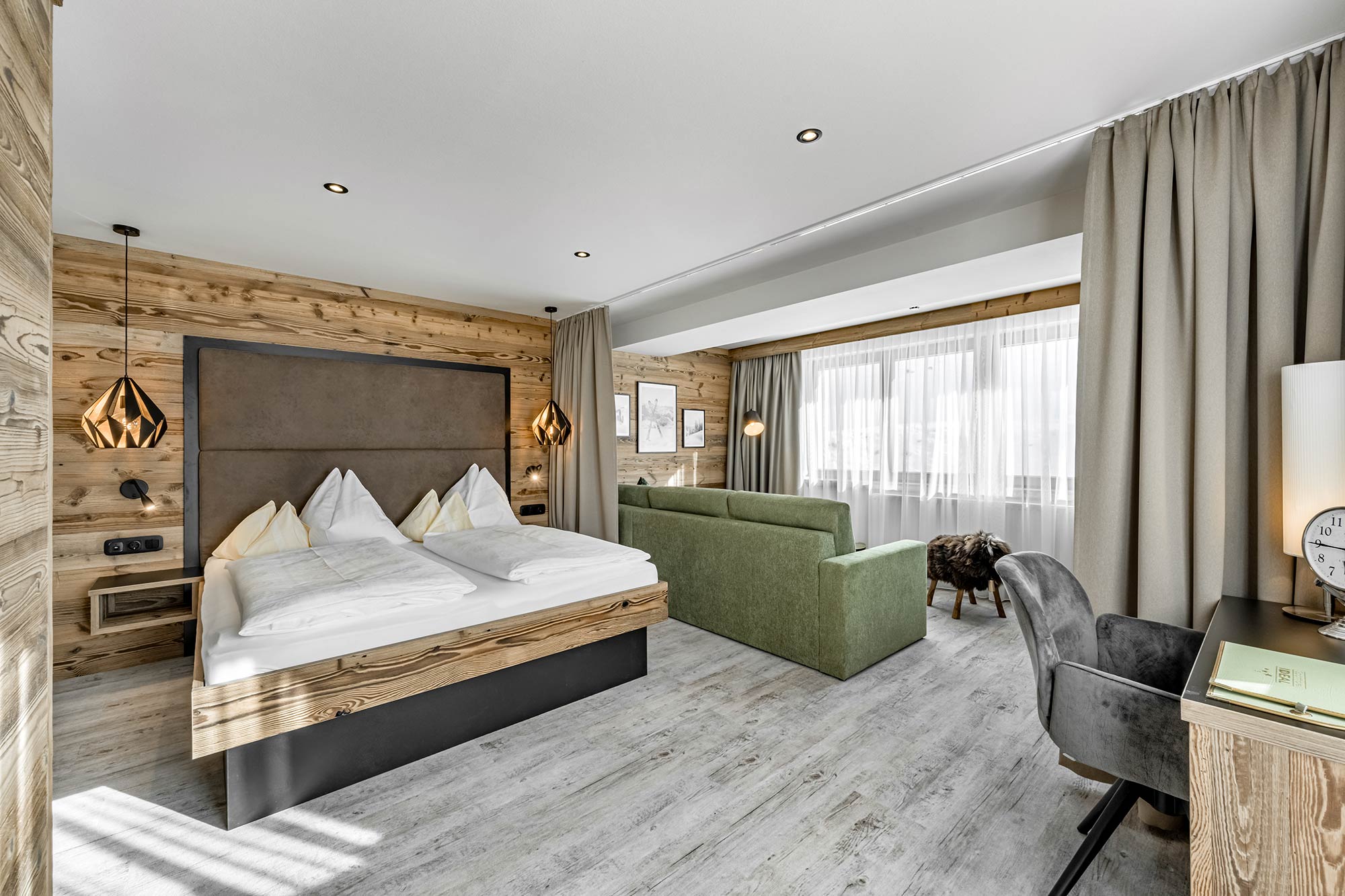 Luxuriöses Badezimmer mit Doppelwaschbecken, Badewanne und separatem WC