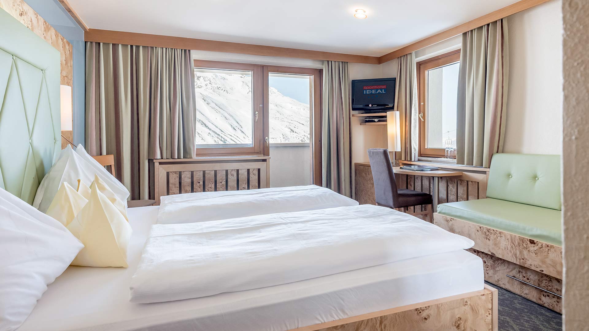 Double Gletscherblick offers a cosy couch, desk, flat screen and a panorama balcony and offers space for up to 4 persons.