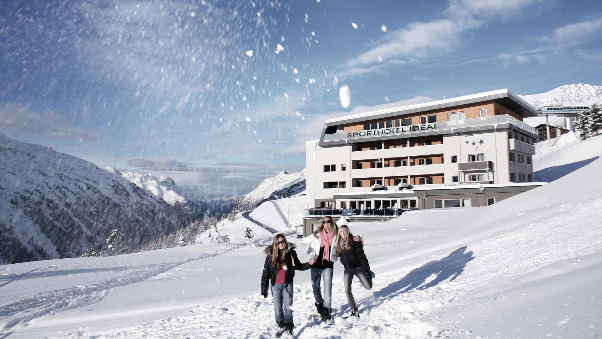 Das Hotel liegt ebenfalls direkt an der 3km langen Naturrodelbahn