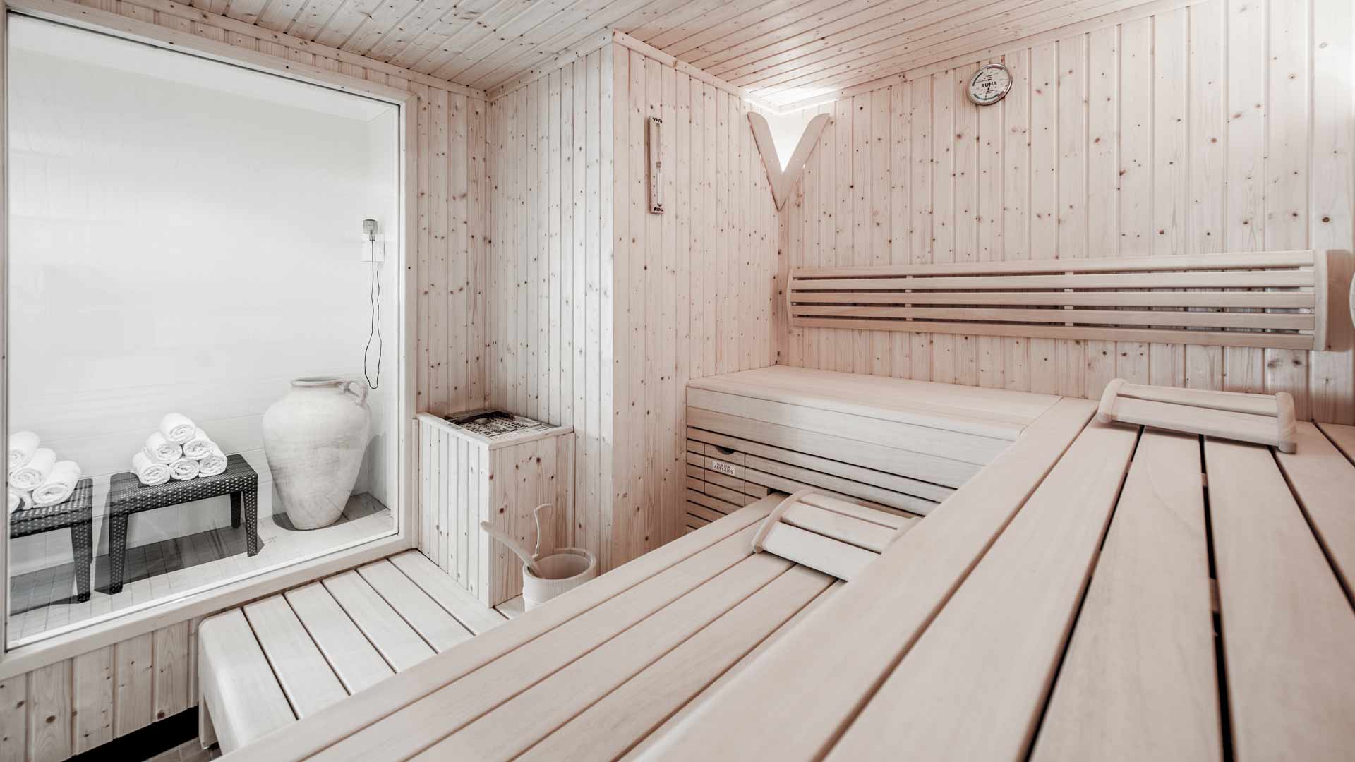 5 different saunas including a textile sauna for families