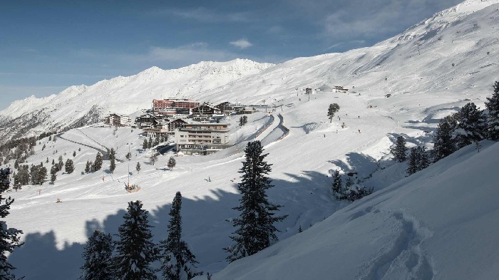 Be accommodated at 2150m above sea level directly on the slope #33 in Hochgurgl