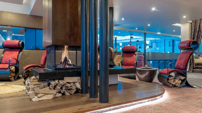 The Sporthotel Ideal in Hochgurgl - Cosy hotel lobby, fire place and bar with restaurant